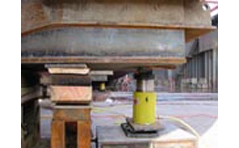 大吨位液压千斤顶用于船体